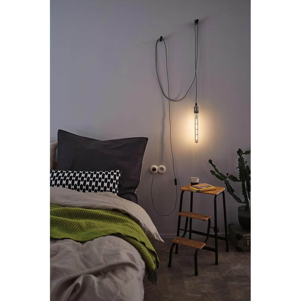Neordic Pendelleuchte Eldar Grau, Nickel Dimmbar inkl. Stecker an Wand über Bett mit schwarzem Stoffkabel und warmem Licht