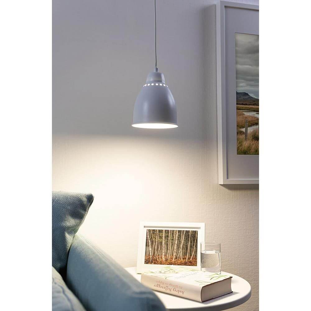Neordic Pendelleuchte Hilla Weiß Metall über einem Tisch mit dekorativem Rahmen und Glas.
