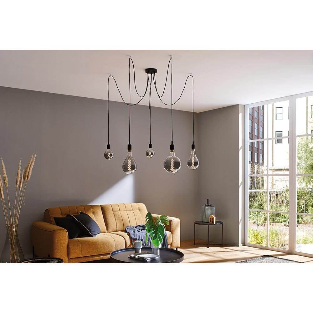 Neordic Pendelleuchte Ketil 5-flg, Metall, Silkon in modernem Wohnzimmer mit Sicht auf eine Couch und Fenster.