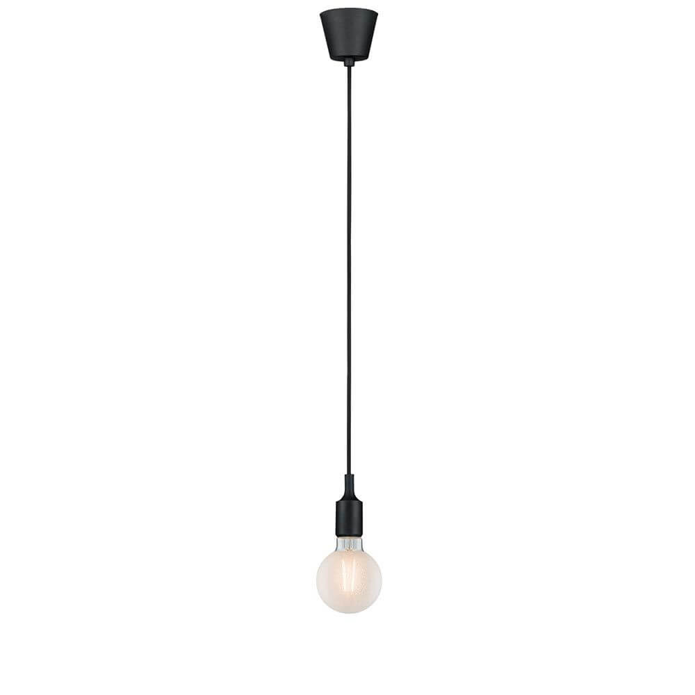 Neordic Pendelleuchte Ketil Schwarz mit schwarzem Kabel und E27-Sockel für individuelle Lichtszenarien.