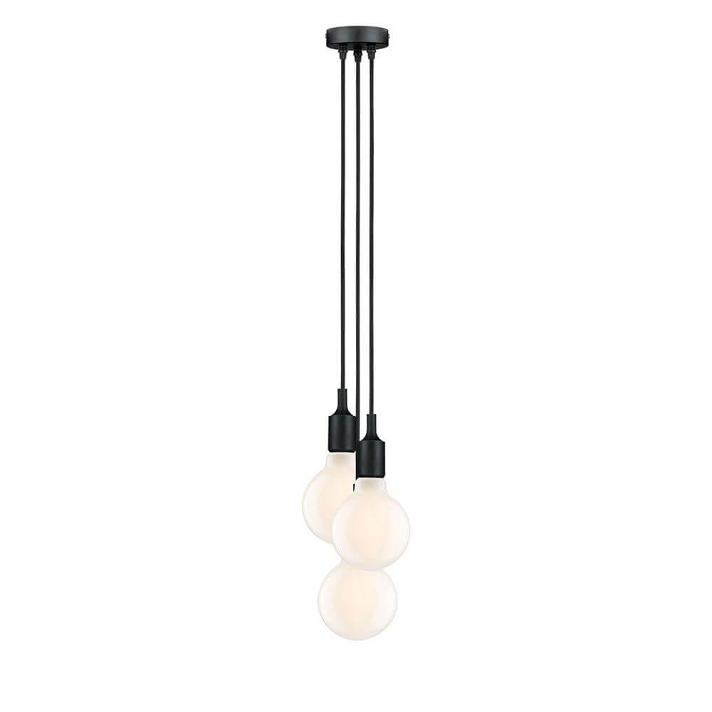 Neordic Pendelleuchte Ketil 3-flammig Schwarz mit drei Glühbirnen im Vintage-Look auf schwarzem Kabel.
