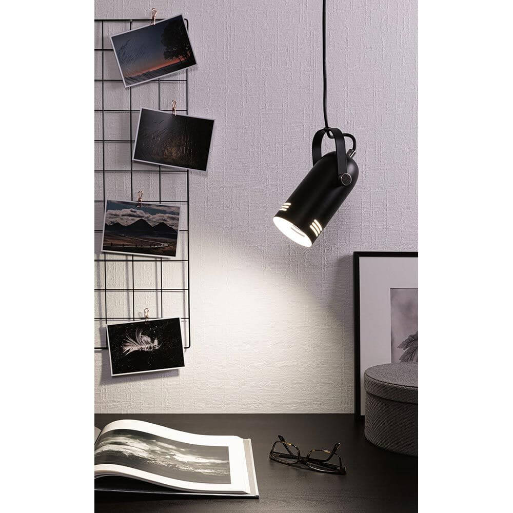 Neordic Pendelleuchte Lavea Schwarz Dimmbar Metall in einer modernen Inneneinrichtung mit Fotos und Buch.