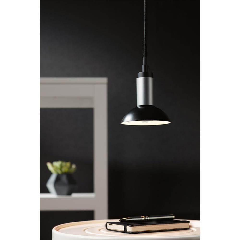 Neordic Pendellampe Runa Schwarz in modernem Skandi-Design über einem Tisch.