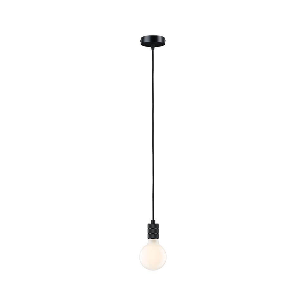 Neordic Pendelleuchte Tilla Schwarz Metall an einer Zimmerdecke mit edlem Design.