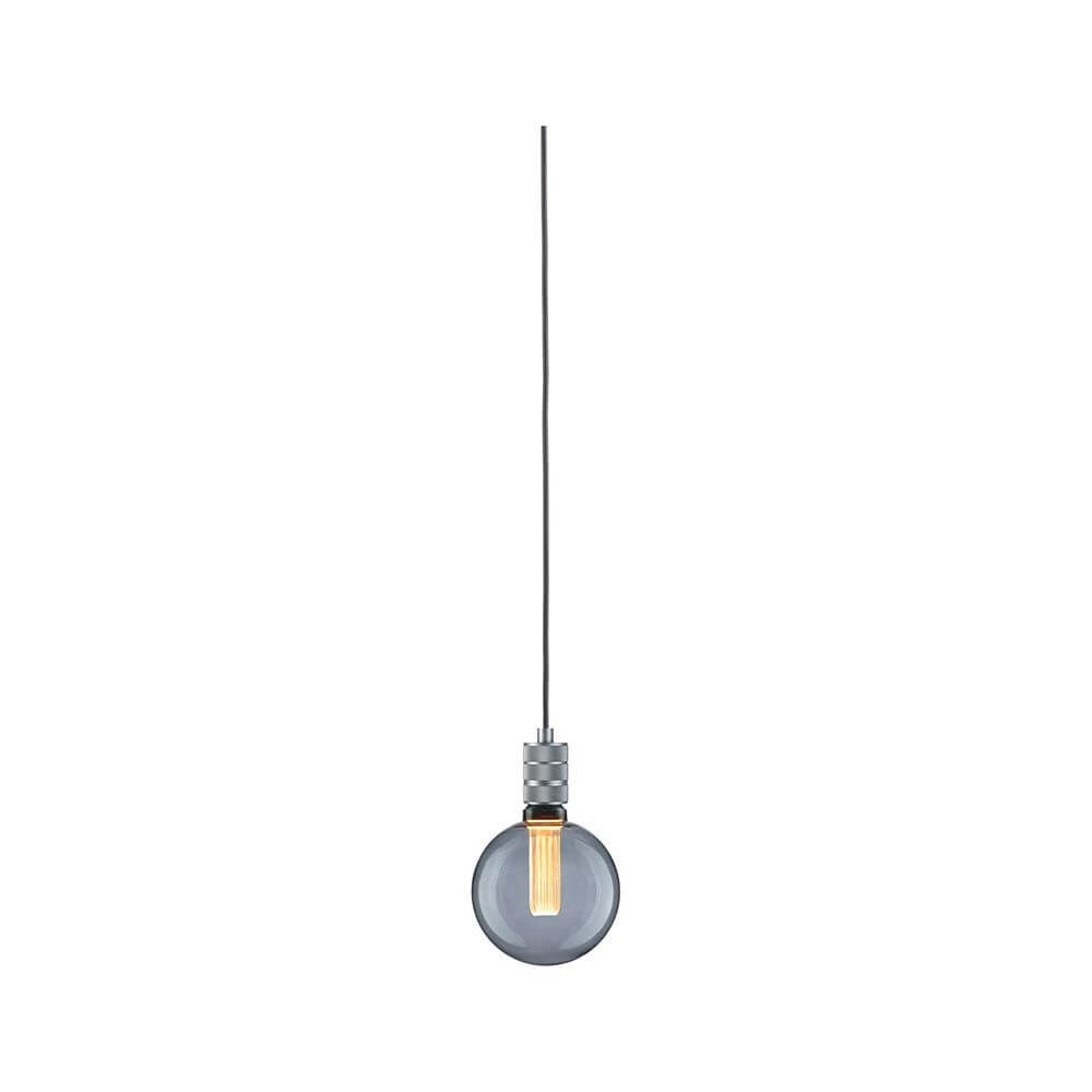 Neordic Pendelleuchte Tilla inkl. Stecker Alu Dimmbar Metall in grauem Metall-Look hängt von der Decke.