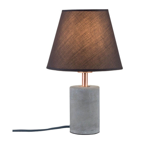Lampe de table Neordic Tem en béton gris et cuivre avec socle en béton et abat-jour noir dans un style scandinave.