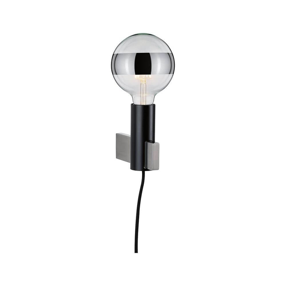 Neordic Wandleuchte Aik Dimmbar Schwarz mit dekorativer Glühbirne in modernem Design.