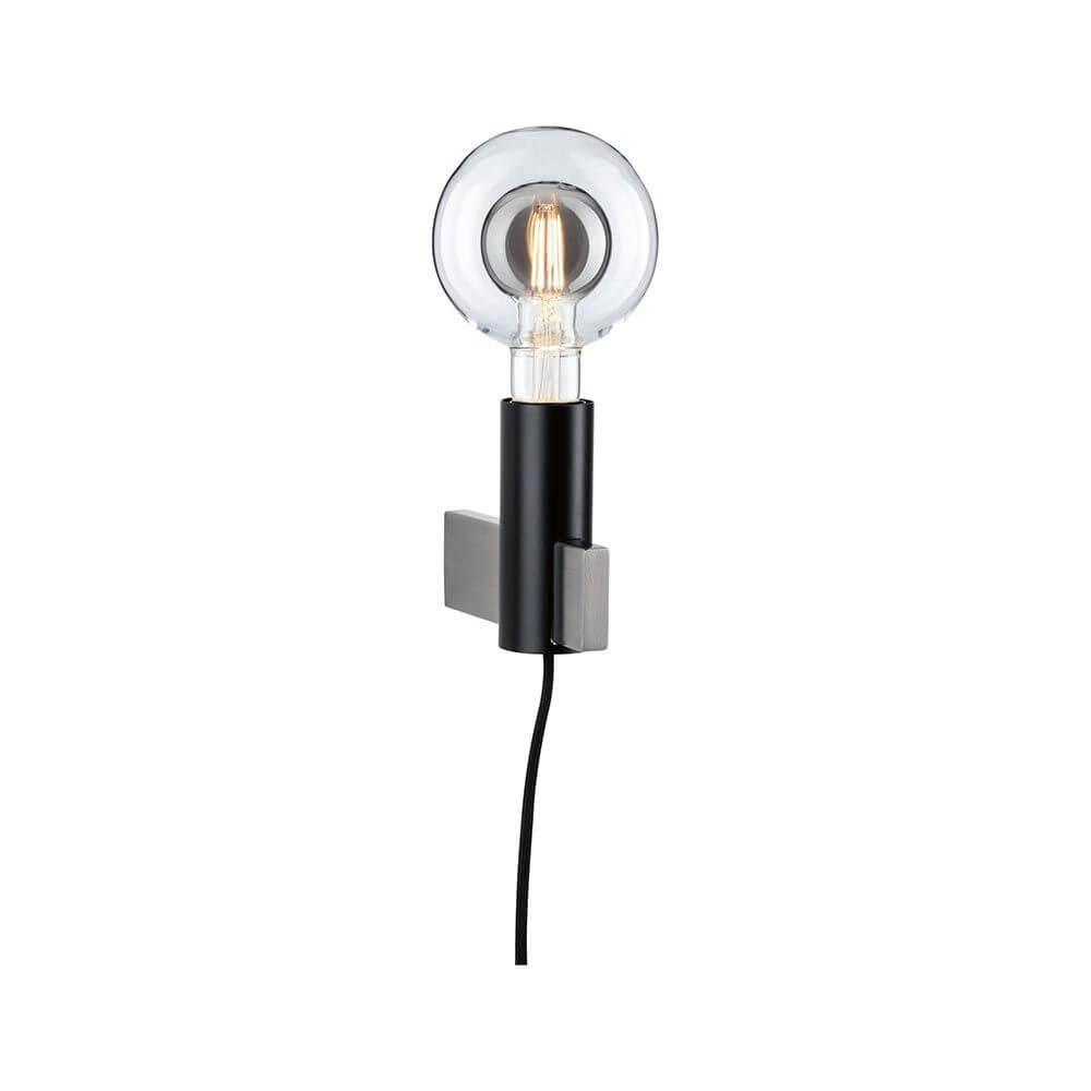 Neordic Wandleuchte Aik Dimmbar Schwarz mit dekorativer Glühlampe im eleganten, schwarzen Design.