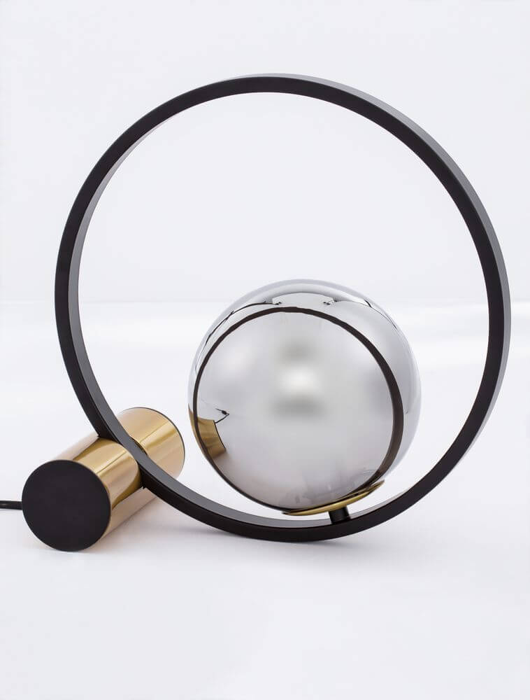 Neso Tischleuchte H 40cm E14 in modernem Design mit mattschwarzem Aluminium und gebürstetem Gold.
