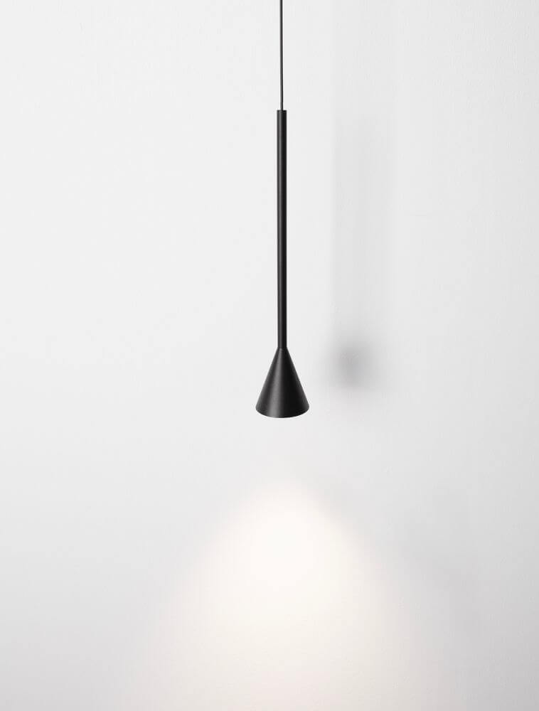 Alt Tag: Net LED Pendelleuchte Ø 6cm 3000K in mattem Schwarz, schlankes Profil mit fokussiertem Lichtkegel über Tisch oder Sitzbereich