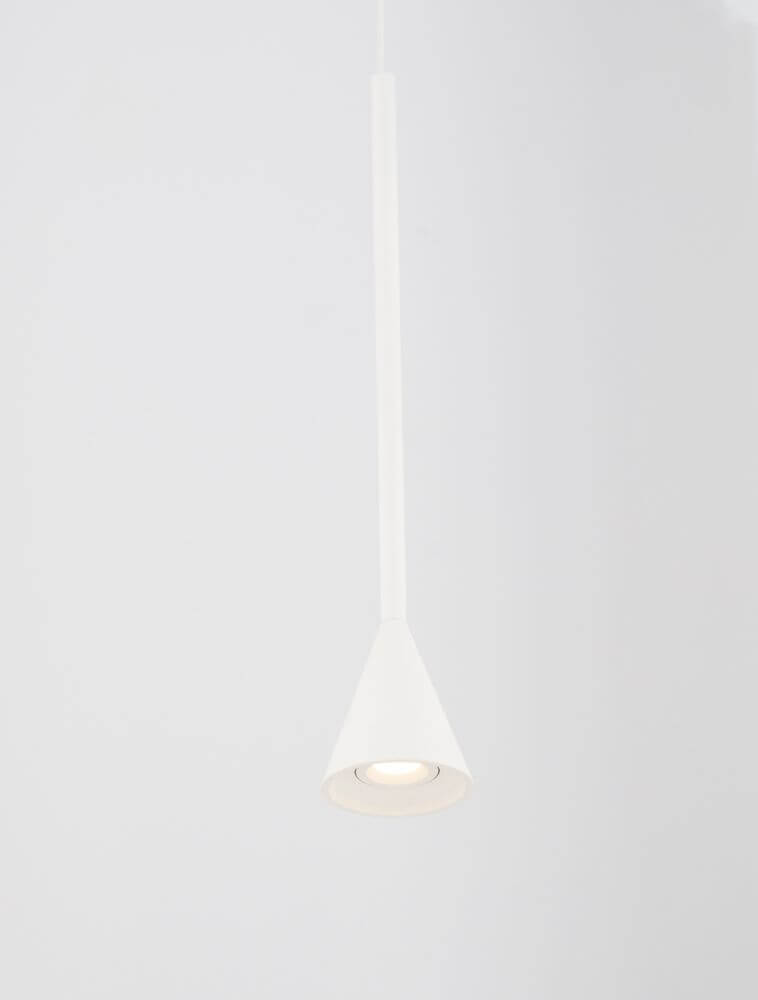 Alt Tag: Net LED Pendelleuchte Ø 6cm 3000K – schlanke weiße Design-Pendelleuchte mit konischem Schirm für fokussiertes Downlight, mattes Aluminiumprofil