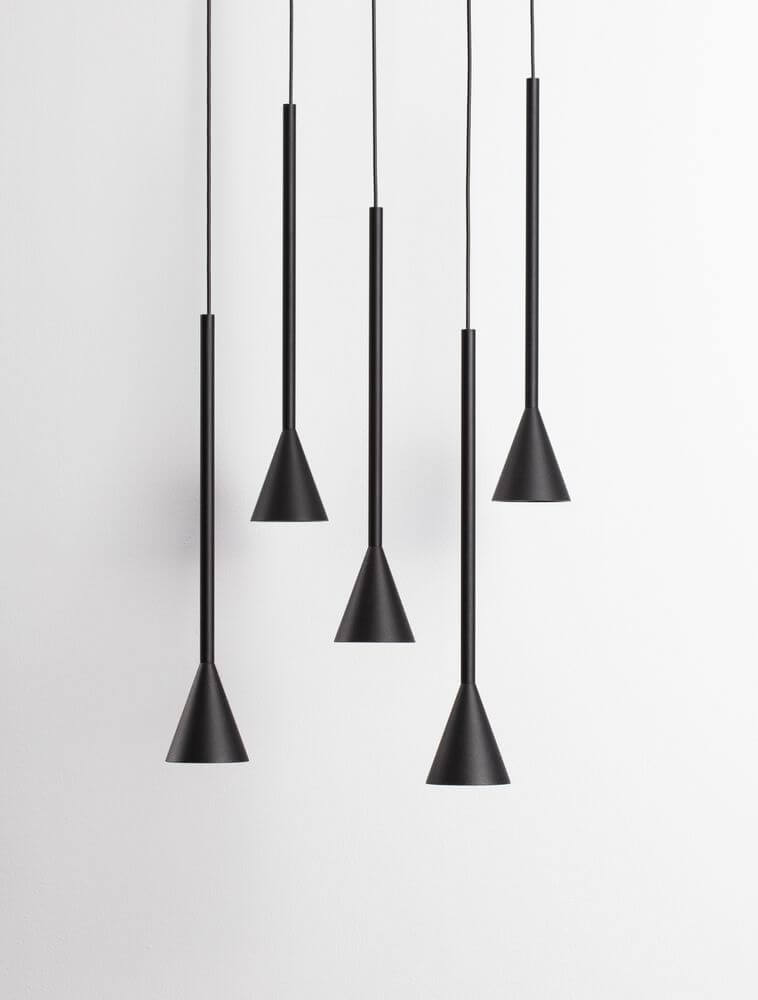 Net LED Pendelleuchte 5-flammig Ø 35,5cm 3000K Schwarz über einem weißen Hintergrund.