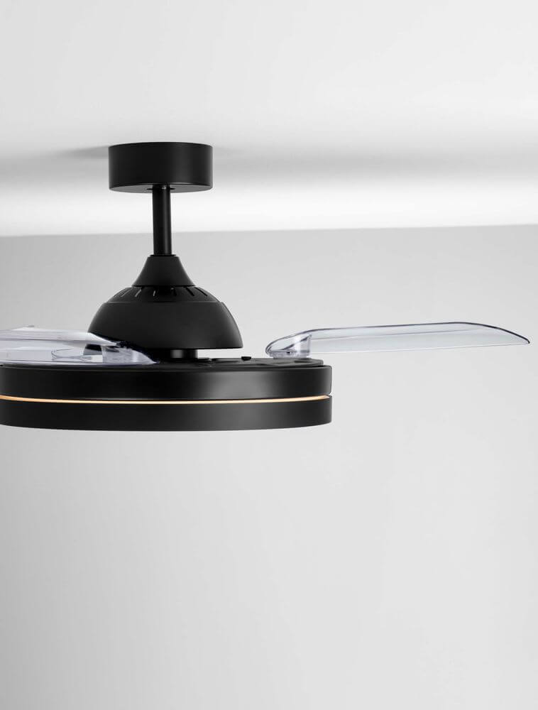 Nevma LED Ventilator Ø 107cm 3000, 4000, 6500K in modernem Schwarz mit klaren Flügeln.