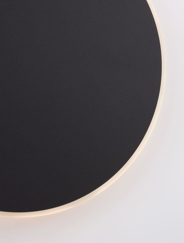 Nevo LED Wandleuchte Ø 30cm 3000K mit schwarzem Lampenschirm und goldfarbenem Rahmen.