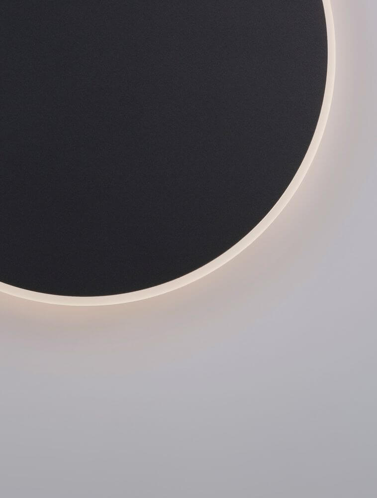 Nevo LED Wandleuchte Ø 30cm 3000K mit glänzendem Aluminium-Rahmen und sanfter Beleuchtung.