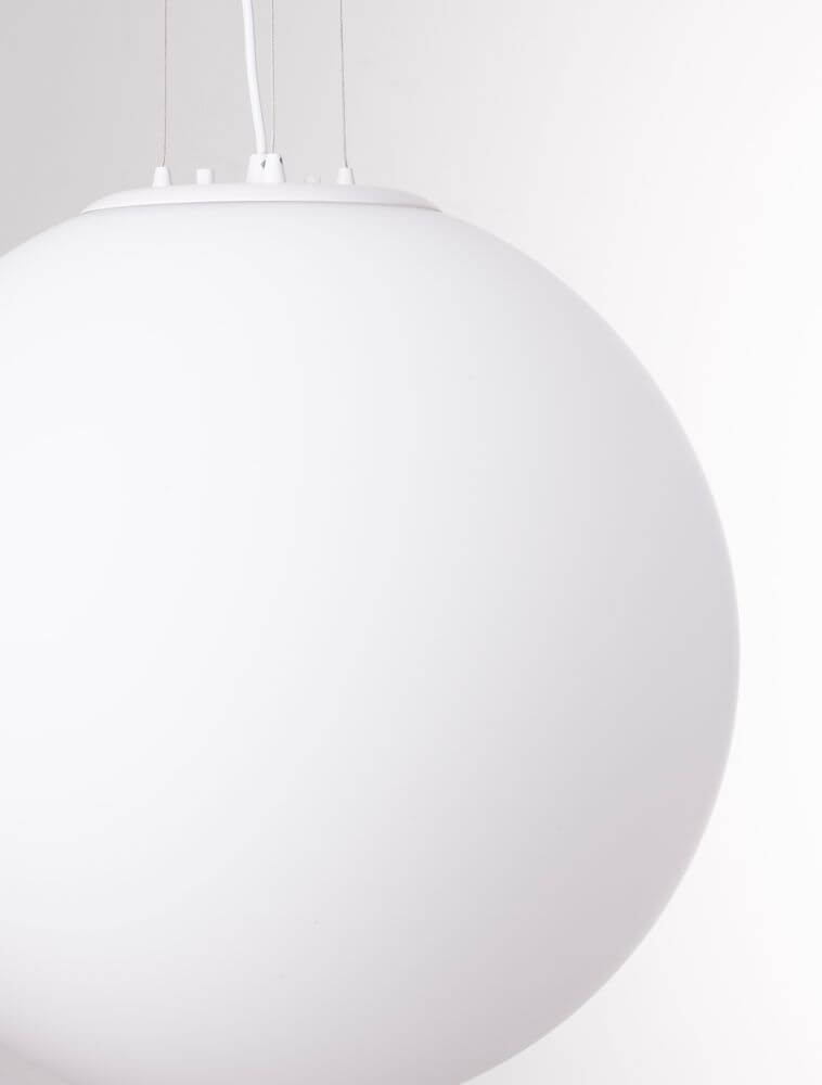 Nevoso Pendelleuchte E27 Weiß – matte Kugel-Pendelleuchte mit diffuser, blendfreier Lichtwirkung, dimmbar, modernes weißes Design