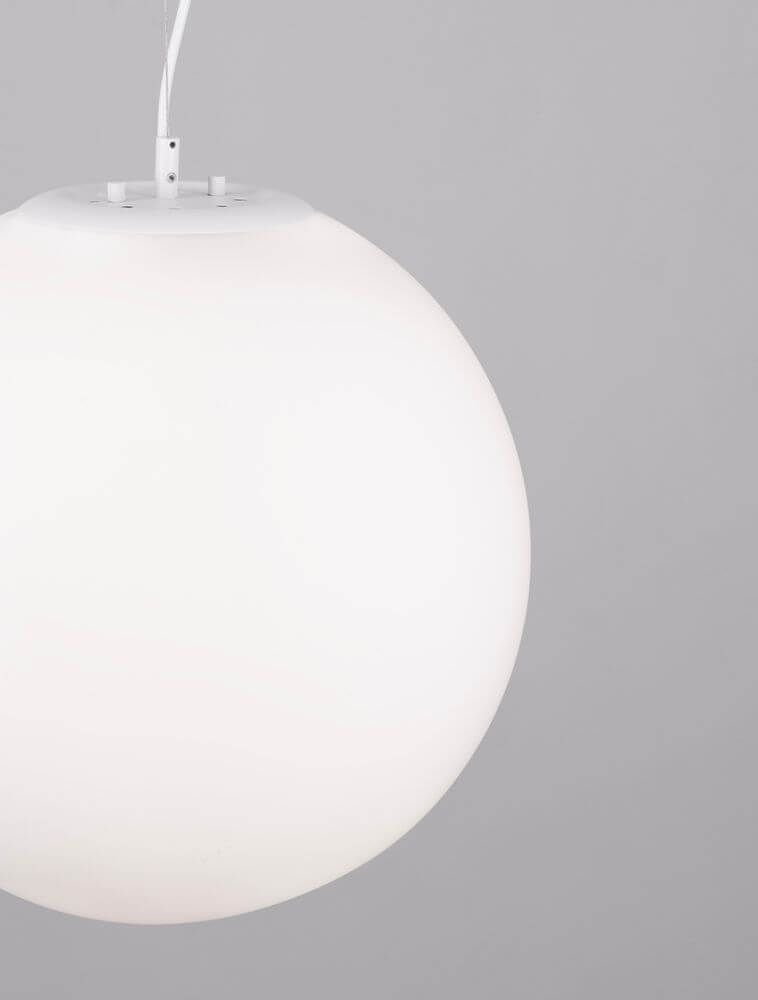 Nevoso Pendelleuchte E27 Weiß – weiße Kugel-Pendelleuchte mit mattiertem Glas, sanft entblendetes Raumlicht, geeignet für Dimmer