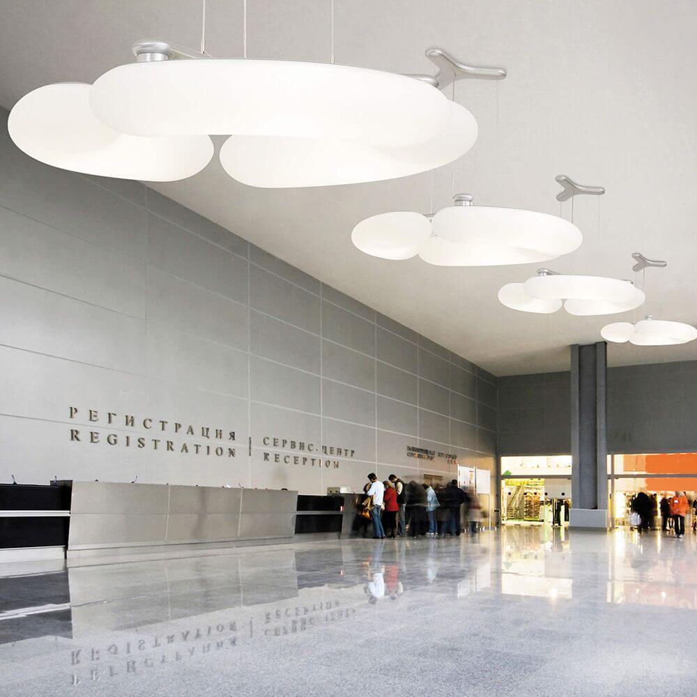 Blade XXL Hängeleuchte in Weiß, moderne Pendelleuchte mit drehbaren Leuchtkörpern im modernen Innenraum.