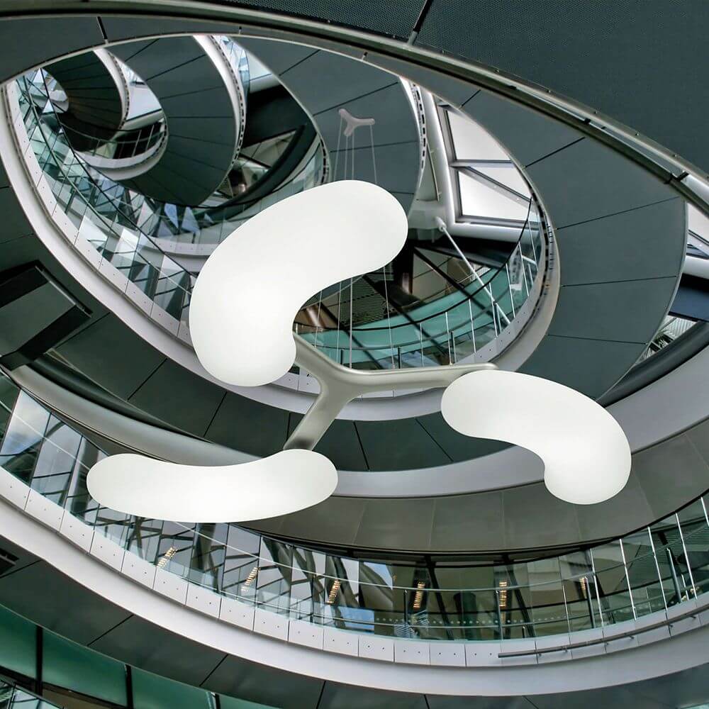 Blade XXL Hängeleuchte in Weiß mit drehbaren Leuchtkörpern, hängt über modernem Innenraum.