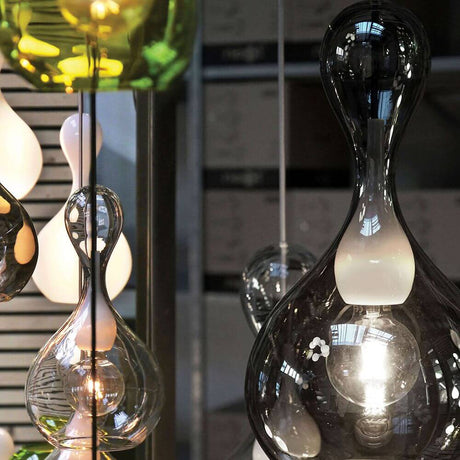 Blubb Glas-Pendellampe Mundgeblasen in verschiedenen Glasformen und Farben, elegant beleuchtet.