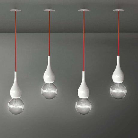 Blubb Mini forsænket glas pendel, moderne pendel med rødt ophængskabel og stilrent design.