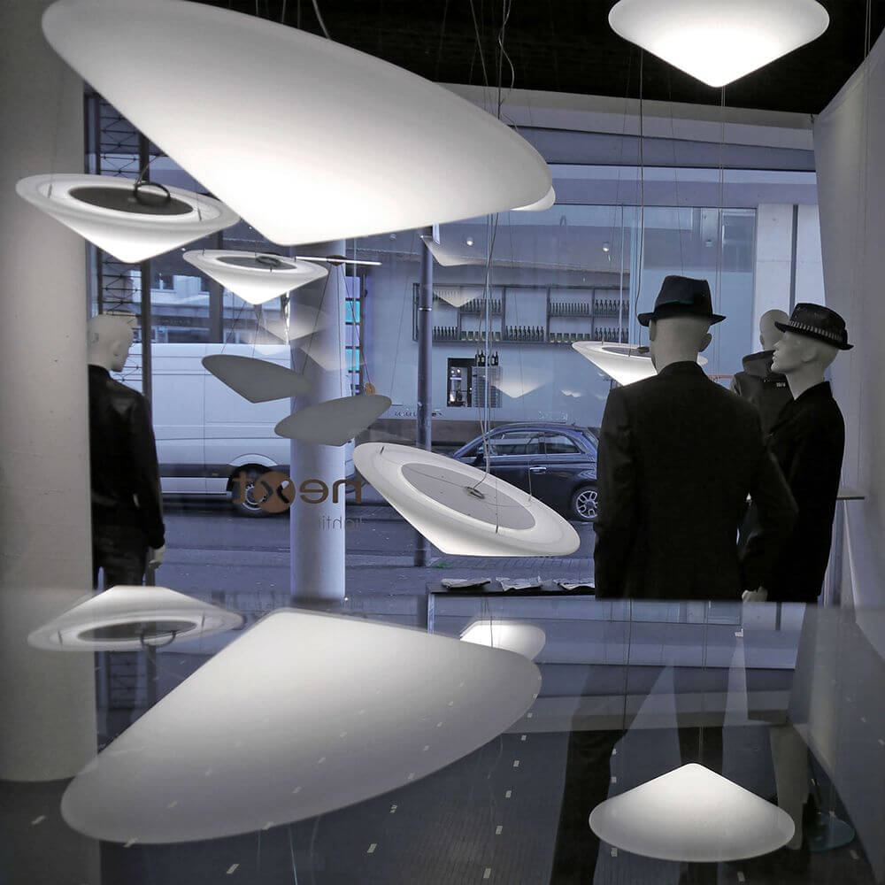 Cao Mao LED Pendelleuchte in Weiß, inspiriert von chinesischen Reispflücker-Hüten, aus Kunststoff mit Stahlseilen.