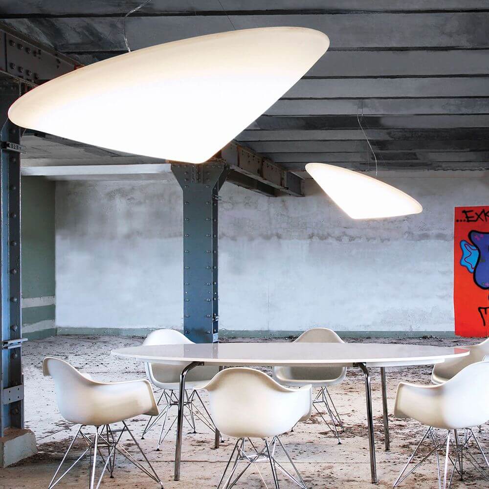 Cao Mao LED Pendelleuchte in Weiß, inspiriert von einem Reispflücker-Hut, im modernen Raum mit minimalistischer Einrichtung.