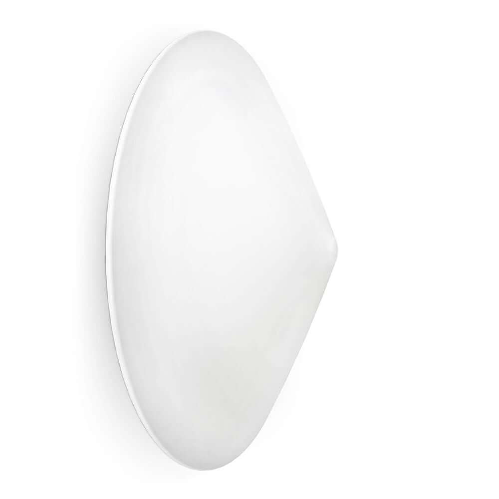 Cao Mao LED Wandlampe in Weiß mit dimmbarem Design eines Reispflücker-Huts aus hochwertigem Kunststoff.