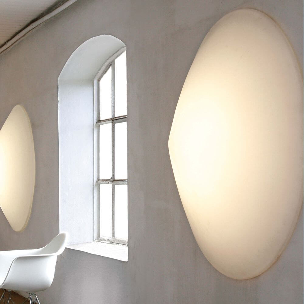 Cao Mao LED Wandlampe in Weiß, dimmbar, ovales Design an Wand in hellem Raum.