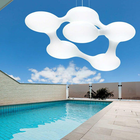 Cosmo LED Außen-Pendelleuchte IP44 im Freien über einem Swimmingpool am Tag.