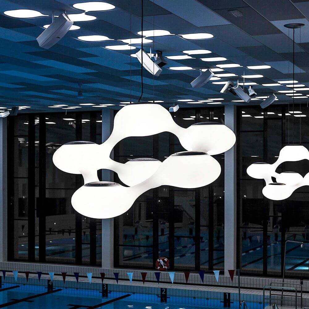 Moderne Cosmo LED Pendellampe in Weiß, stilvolles Design über einem Hallenbad, Atmosphäre und Lichtspiel.