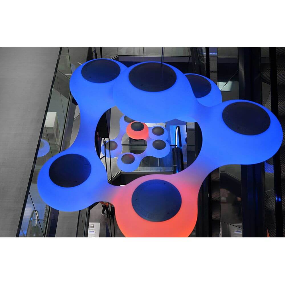 Cosmo XXL LED Pendelleuchte Dimmbar in modernem Design mit blauem und rotem Licht.