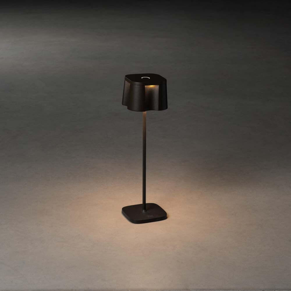 Nice LED Outdoor USB-Tischlampe CCT in Schwarz mit dimmbarem Licht auf einem schlichten Untergrund.