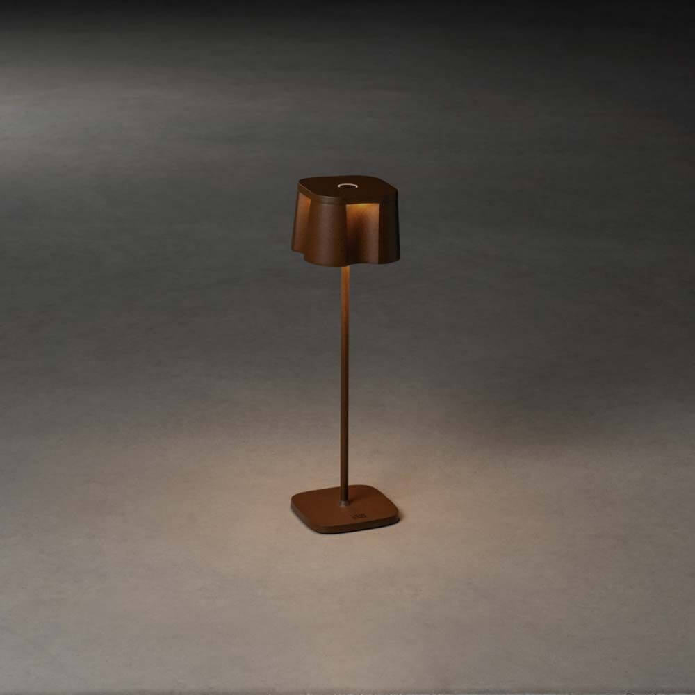 Nice LED Outdoor USB-Tischlampe CCT in Rostfarbe, dimmbar und mit variabler Farbtemperatur.