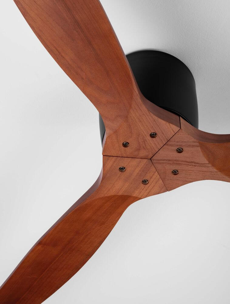 Detailansicht des Ninemia Ventilator Ohne Beleuchtung Ø 132cm mit Holzflügeln und robustem Gehäuse.