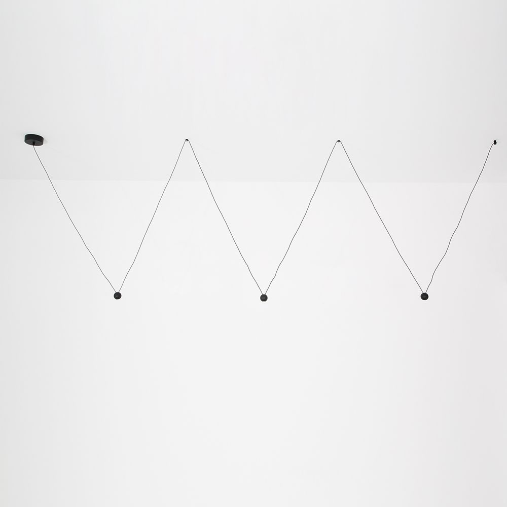 Nocci LED-Hängelampe 3-flammig Schwarz mit modernem Design und elegantem Kabelwarte im Raum.