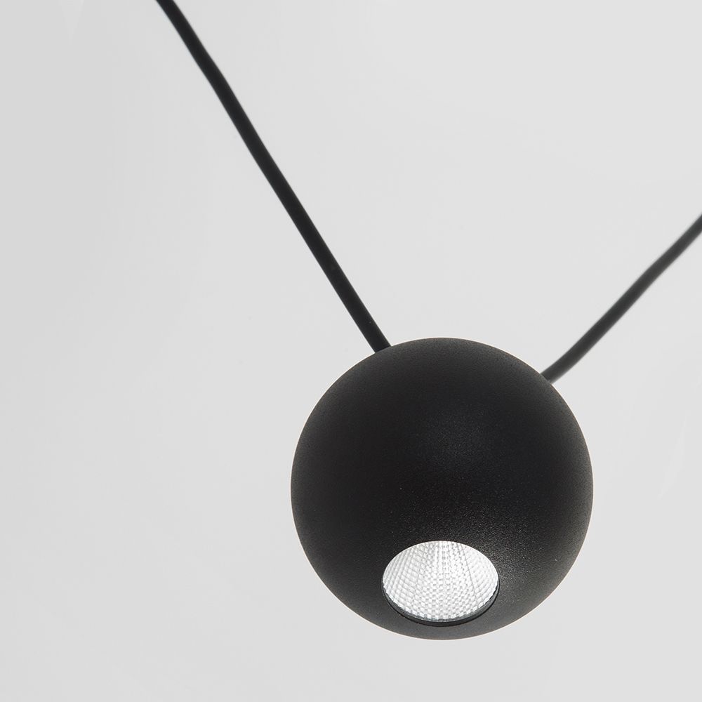 Nocci LED-Hängelampe 3-flammig in Schwarz, modernes Design mit hochwertigem Aluminium und warmweißer Beleuchtung.