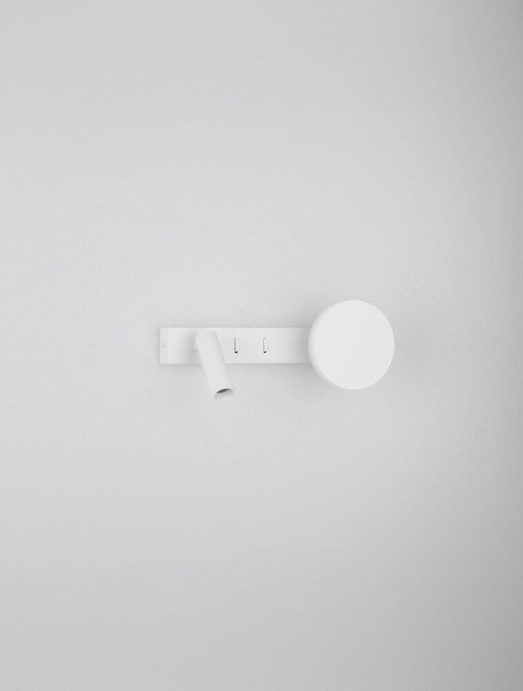 Noima Wandleuchte 2-flammig 3000K Weiß an einer Wand, modernes Design in Weiß.