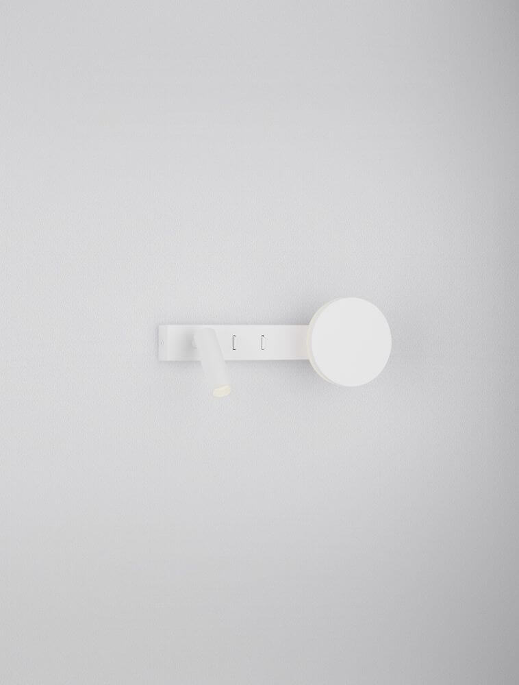 Noima Wandleuchte 2-flammig 3000K Weiß an einer weißen Wand, modernes und elegantes Design.