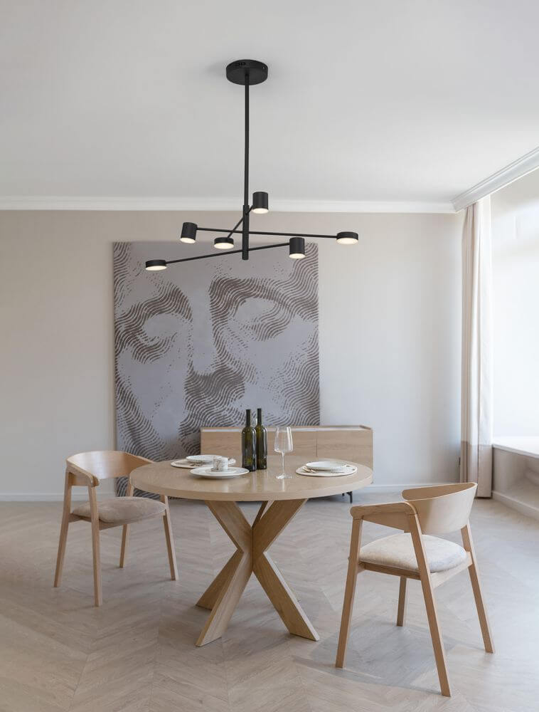 Nordik LED Pendelleuchte 6-flammig Ø 100cm 3000K Schwarz im modernen Essbereich mit schönem Tisch und Stühlen.