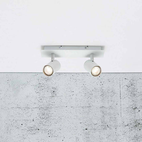 Projecteur double Frida blanc avec des spots orientables et un design blanc mat monté au plafond.
