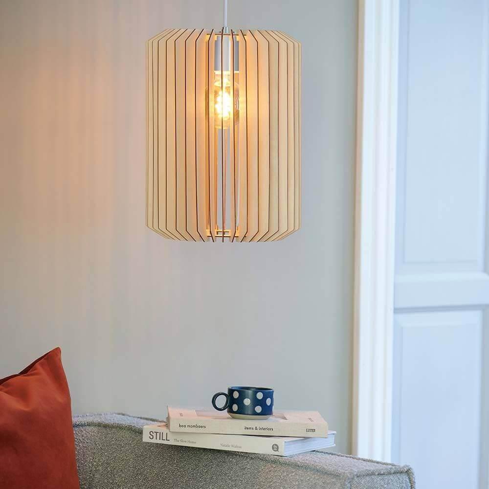 Asti Holz Pendelleuchte mit Holzlamellen und warmem Licht, elegantes Design für ein gemütliches Zuhause.