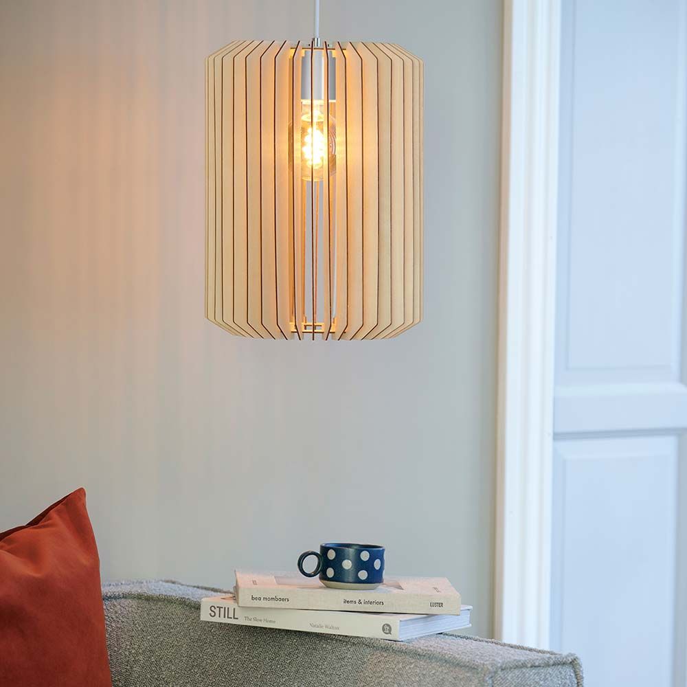 Asti Holz Pendelleuchte in modernem Design mit Holzstruktur, die Licht und Schatten erzeugt.