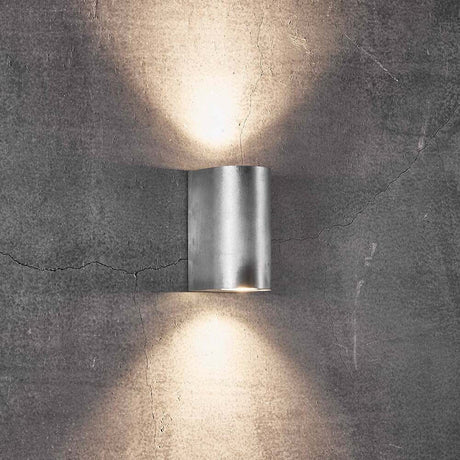 Außen-Wandlampe Canto Maxi 2 IP44 Verzinkt mit minimalistischem Design und einzigartigem Lichterlebnis.