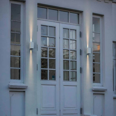 Außen-Wandleuchte Canto Maxi Kubi 2 IP44 Weiß neben einer modernen Eingangstür beleuchtet die Fassade mit skandinavischem Design.