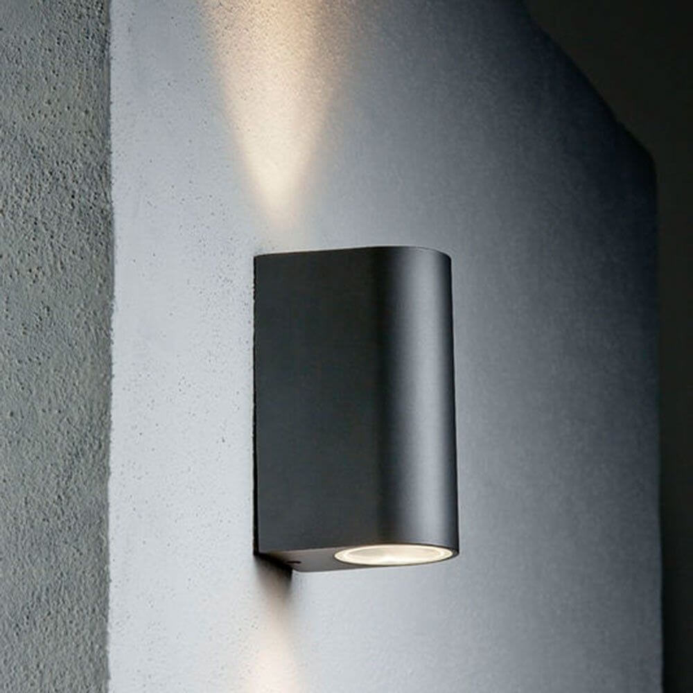 Außenwandlampe Canto Maxi 2 IP44 Seaside Schwarz an einer Wand installiert, stilvolles Design in Schwarz.