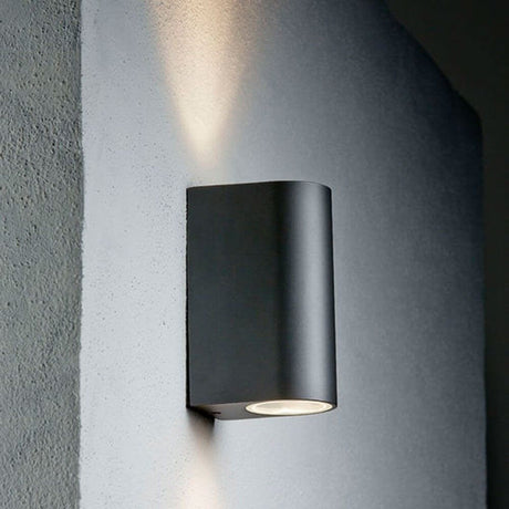 Außenwandlampe Canto Maxi 2 IP44 Seaside Schwarz an einer Wand installiert, stilvolles Design in Schwarz.