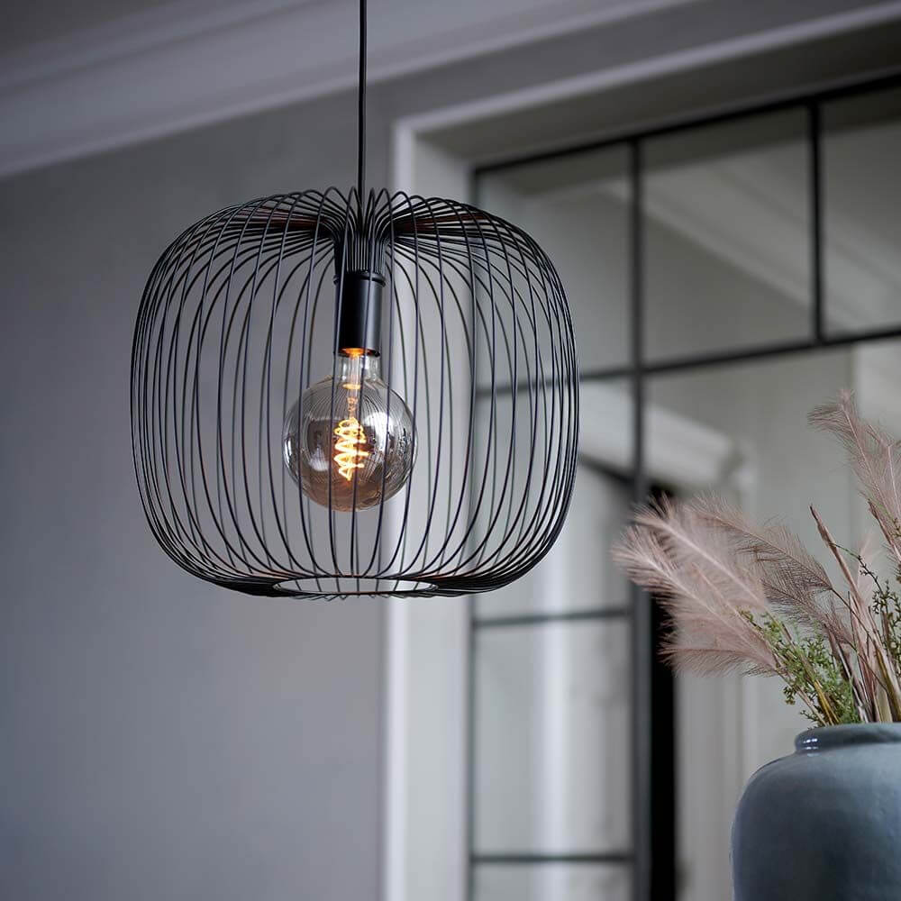 Beroni Hängeleuchte Metall Schwarz mit minimalistischem Design und Licht- und Schattenspiel.