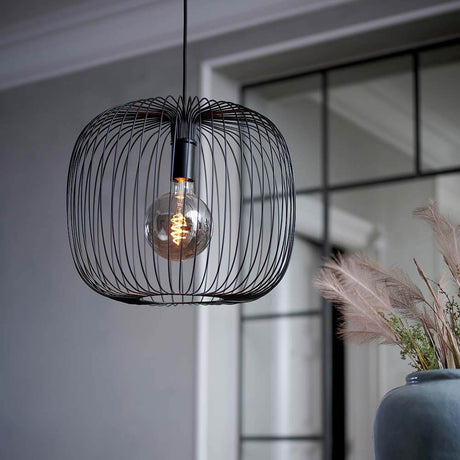 Beroni Hängeleuchte Metall Schwarz mit minimalistischem Design und Licht- und Schattenspiel.