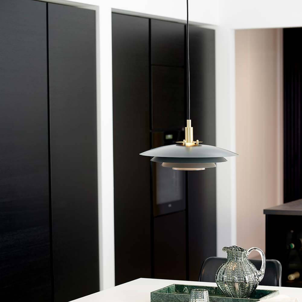 Bretagne Pendelleuchte mit klarem skandinavischem Design, blendfreies Licht, gemütliches Ambiente für moderne Küchen.